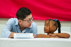 El ministro de Educación, Daniel Rojas Medellín, conversa con una estudiante durante una visita a una institución educativa, en el marco de acciones orientadas a fortalecer la educación inicial, el bienestar escolar y la garantía de trayectorias educativas desde los primeros años.