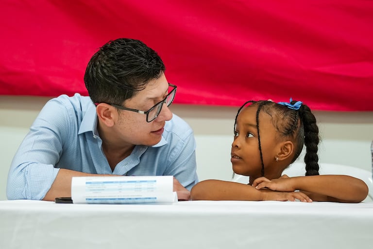 El ministro de Educación, Daniel Rojas Medellín, conversa con una estudiante durante una visita a una institución educativa, en el marco de acciones orientadas a fortalecer la educación inicial, el bienestar escolar y la garantía de trayectorias educativas desde los primeros años.