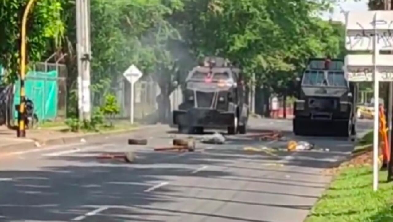 Tanquetas del Esmad hacen presencia afuera de la Universidad del Valle.