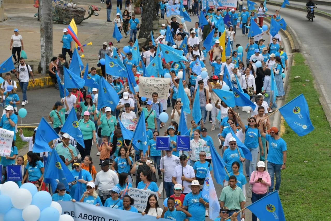 Médicos, madres de familia, hombres, jóvenes y niños se hicieron presentes en la convocatoria que busca defender el derecho a la vida. Foto Rául Palacios, El País.