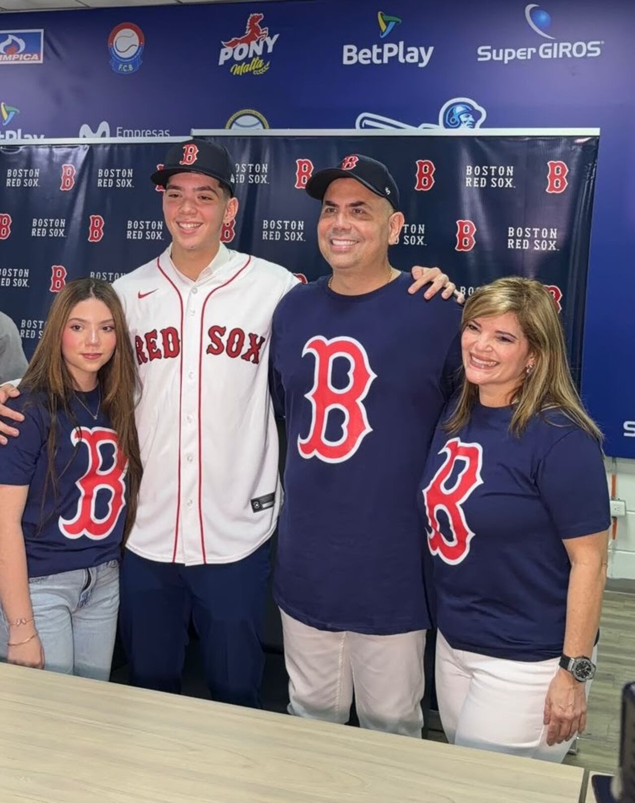 Harry José Canedo (jersey blanco), hará parte de los Boston Red Sox de los Estados Unidos.