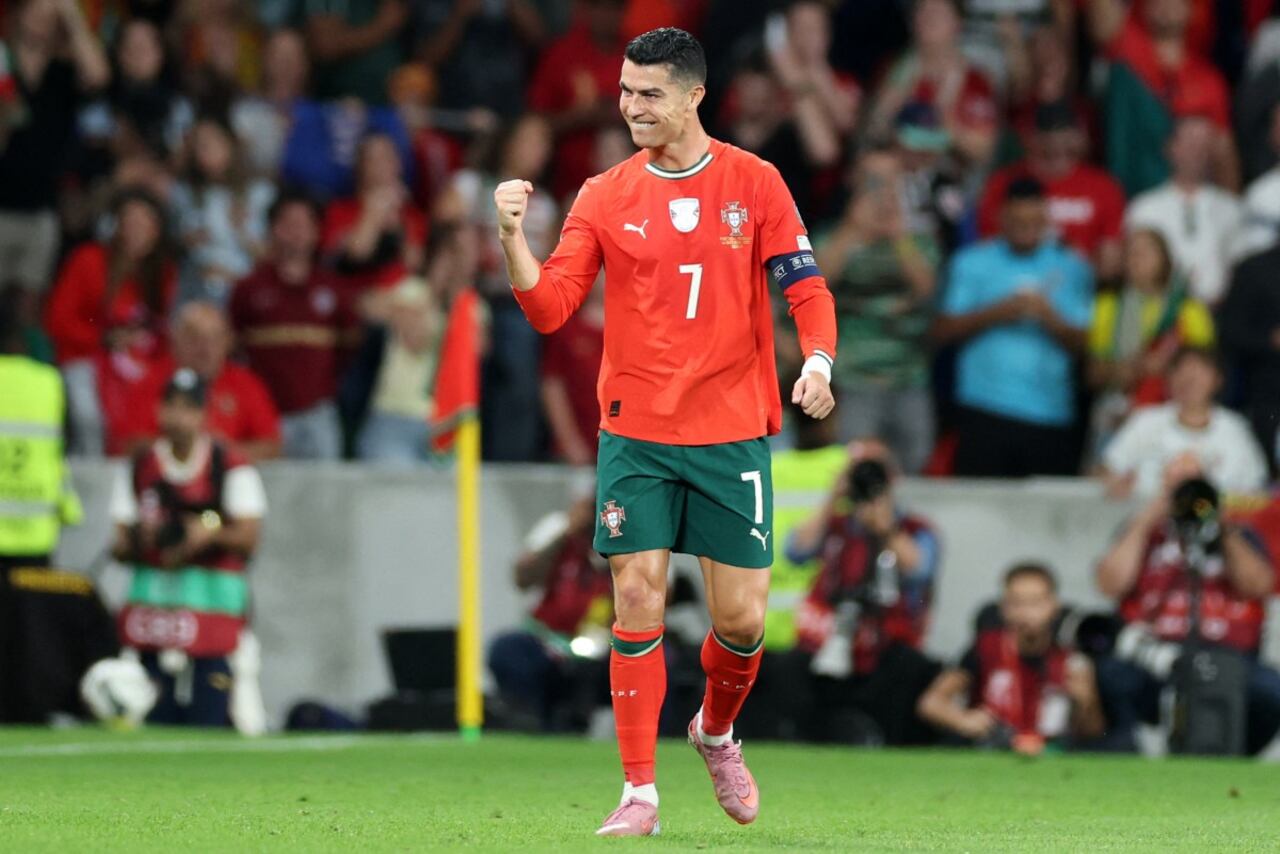 El delantero número 16 de Portugal, Cristiano Ronaldo, celebra el segundo gol de su equipo durante las eliminatorias para la Copa del Mundo de 2026.