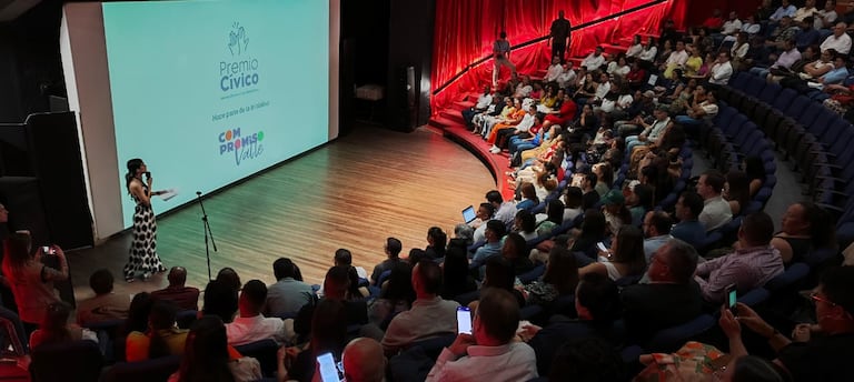 A lo largo de sus versiones, el Premio Cívico ha identificado en el
Valle del Cauca más de 2.186 iniciativas, fortalecido a más de 302
de ellas y otorgado más de 1.670 millones de pesos en capital semilla
a 156 iniciativas sociales.