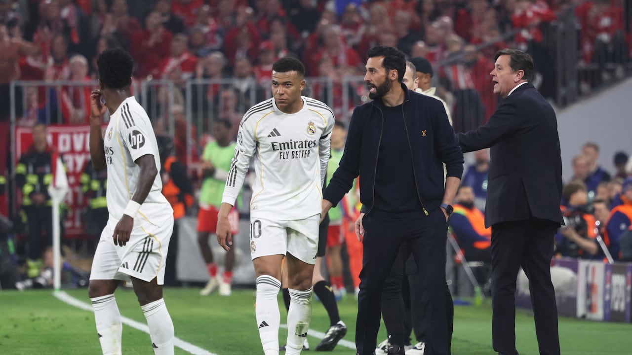 El entrenador español del Real Madrid, Álvaro Arbeloa (segundo por la derecha), y el delantero francés del Real Madrid, Kylian Mbappé (segundo por la izquierda), aparecen en la banda durante el partido de vuelta de los cuartos de final de la Liga de Campeones de la UEFA entre el FC Bayern de Múnich y el Real Madrid en Múnich, al sur de Alemania, el 15 de abril de 2026. (Foto de Karl-Josef HILDENBRAND / AFP)