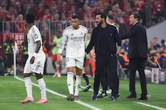 El entrenador español del Real Madrid, Álvaro Arbeloa (segundo por la derecha), y el delantero francés del Real Madrid, Kylian Mbappé (segundo por la izquierda), aparecen en la banda durante el partido de vuelta de los cuartos de final de la Liga de Campeones de la UEFA entre el FC Bayern de Múnich y el Real Madrid en Múnich, al sur de Alemania, el 15 de abril de 2026. (Foto de Karl-Josef HILDENBRAND / AFP)