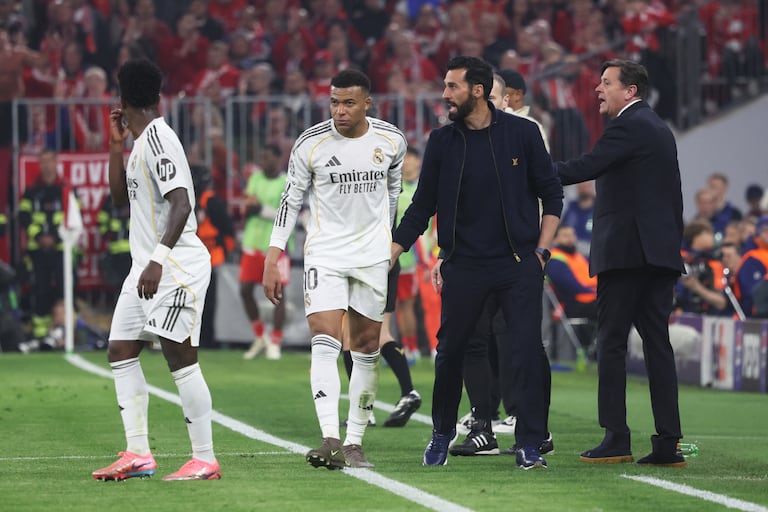 El entrenador español del Real Madrid, Álvaro Arbeloa (segundo por la derecha), y el delantero francés del Real Madrid, Kylian Mbappé (segundo por la izquierda), aparecen en la banda durante el partido de vuelta de los cuartos de final de la Liga de Campeones de la UEFA entre el FC Bayern de Múnich y el Real Madrid en Múnich, al sur de Alemania, el 15 de abril de 2026. (Foto de Karl-Josef HILDENBRAND / AFP)