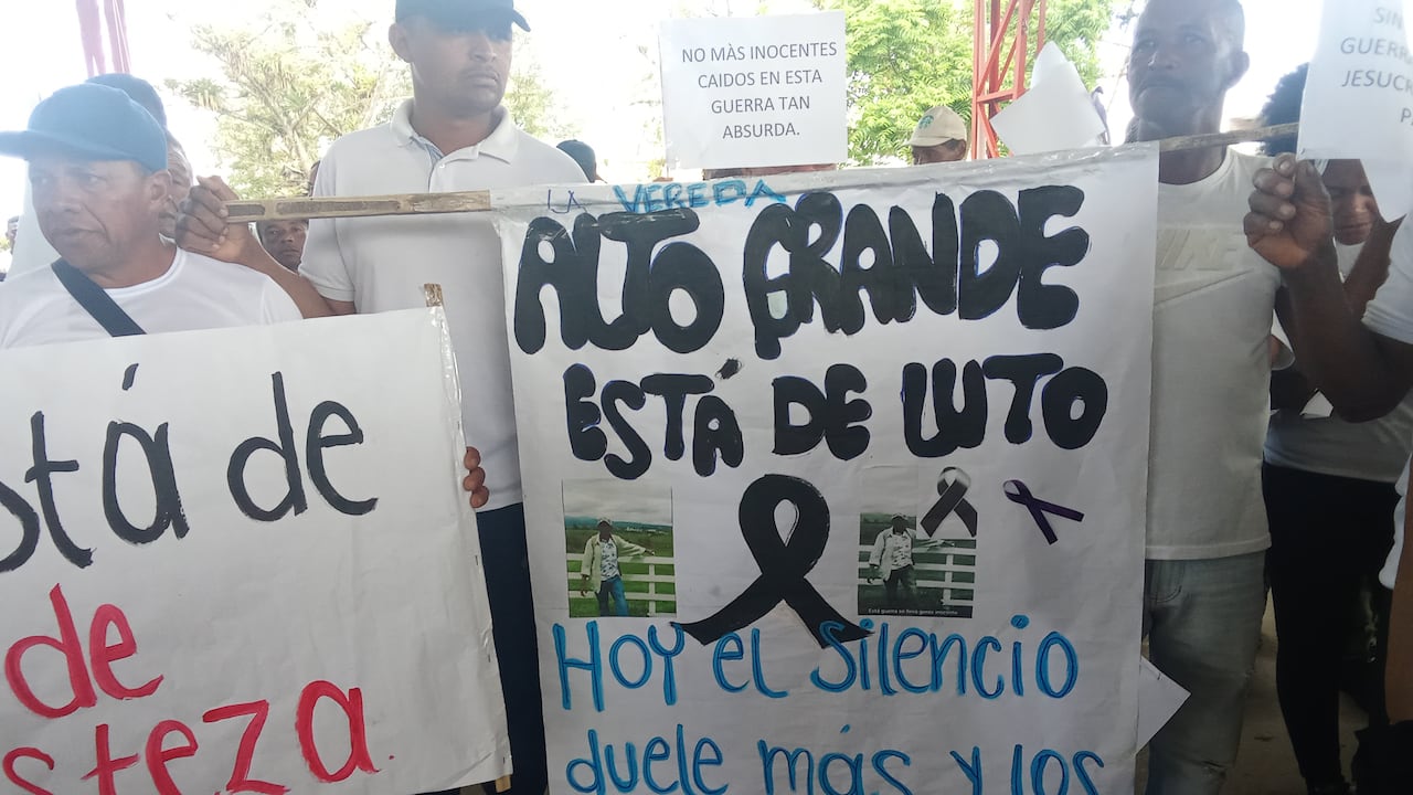 Las comunidades de la zona rural de Cajibío, especialmente del corregimiento de La Pedregosa, adelantan el sepelio colectivo de las diez mujeres y tres hombres que fallecieron en el atentado en el sector de El Túnel de la vía Popayán-Cali o Panamericana.