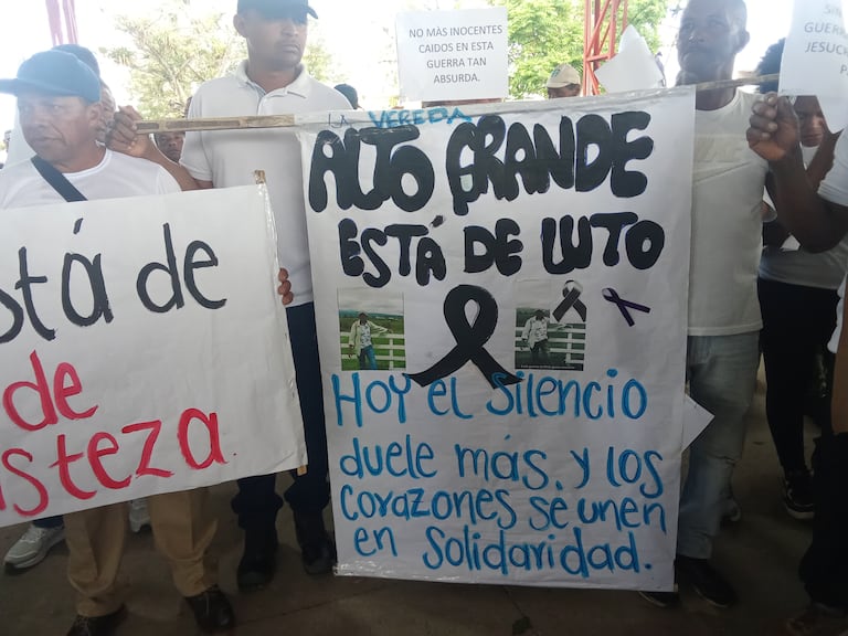 Las comunidades de la zona rural de Cajibío, especialmente del corregimiento de La Pedregosa, adelantan el sepelio colectivo de las diez mujeres y tres hombres que fallecieron en el atentado en el sector de El Túnel de la vía Popayán-Cali o Panamericana.