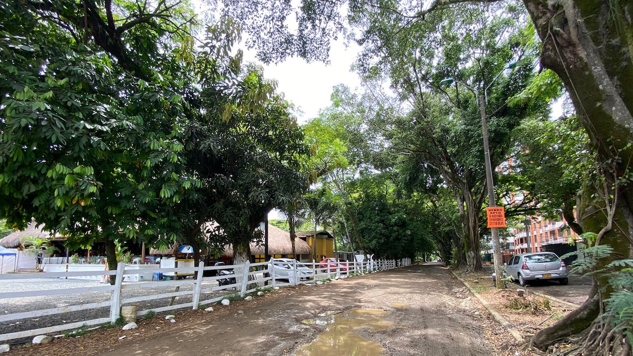 Esta es la Carrera 72 entre calles 13 y 13A. La reparación de esta vía recaerá sobre el restaurante Simón Parrilla (izquierda). | Foto: Concejal Juan Martín Bravo