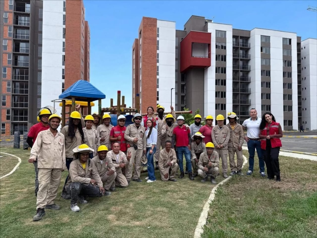 Colaboradores de Constructora Meléndez en una de sus obras de vivienda, donde se reflejan las prácticas de bienestar laboral que hoy la consolidan como referente en el sector.