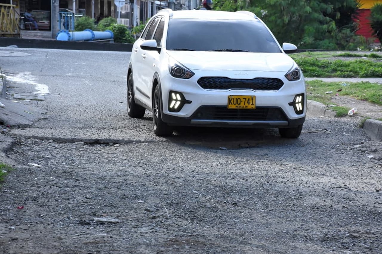 El País Denuncia Vías en mal estado, Barrio Alfonso López CRA 7T Bis con calle 73-15.