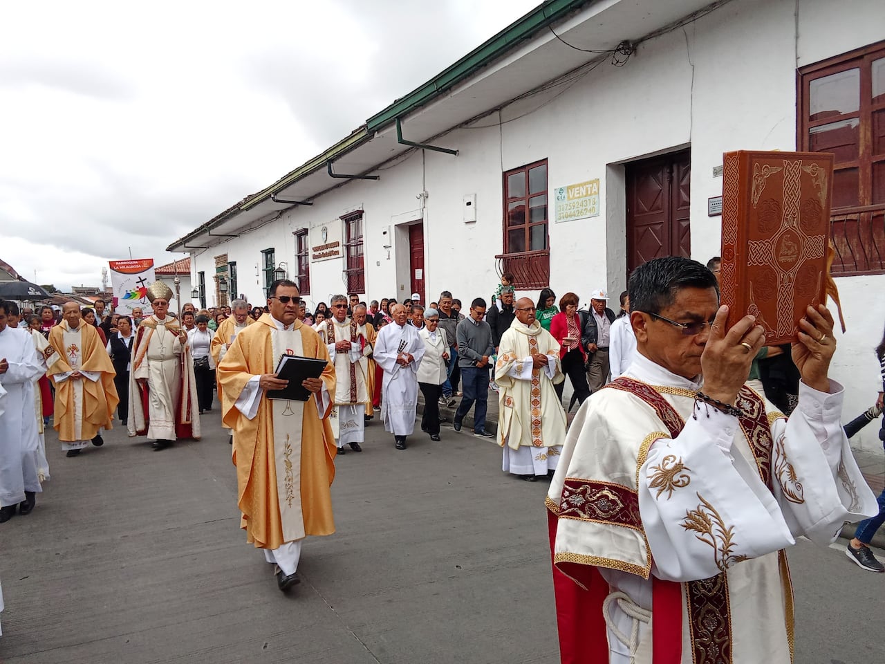 Este ritual se materializó con un corto recorrido por el centro histórico de Popayán. Este último representa el acceso a la misericordia divina, marca el inicio de un período especial de gracia y renovación espiritual, explicó El arzobispo emérito de Popayán, monseñor Iván Antonio Marín López.
