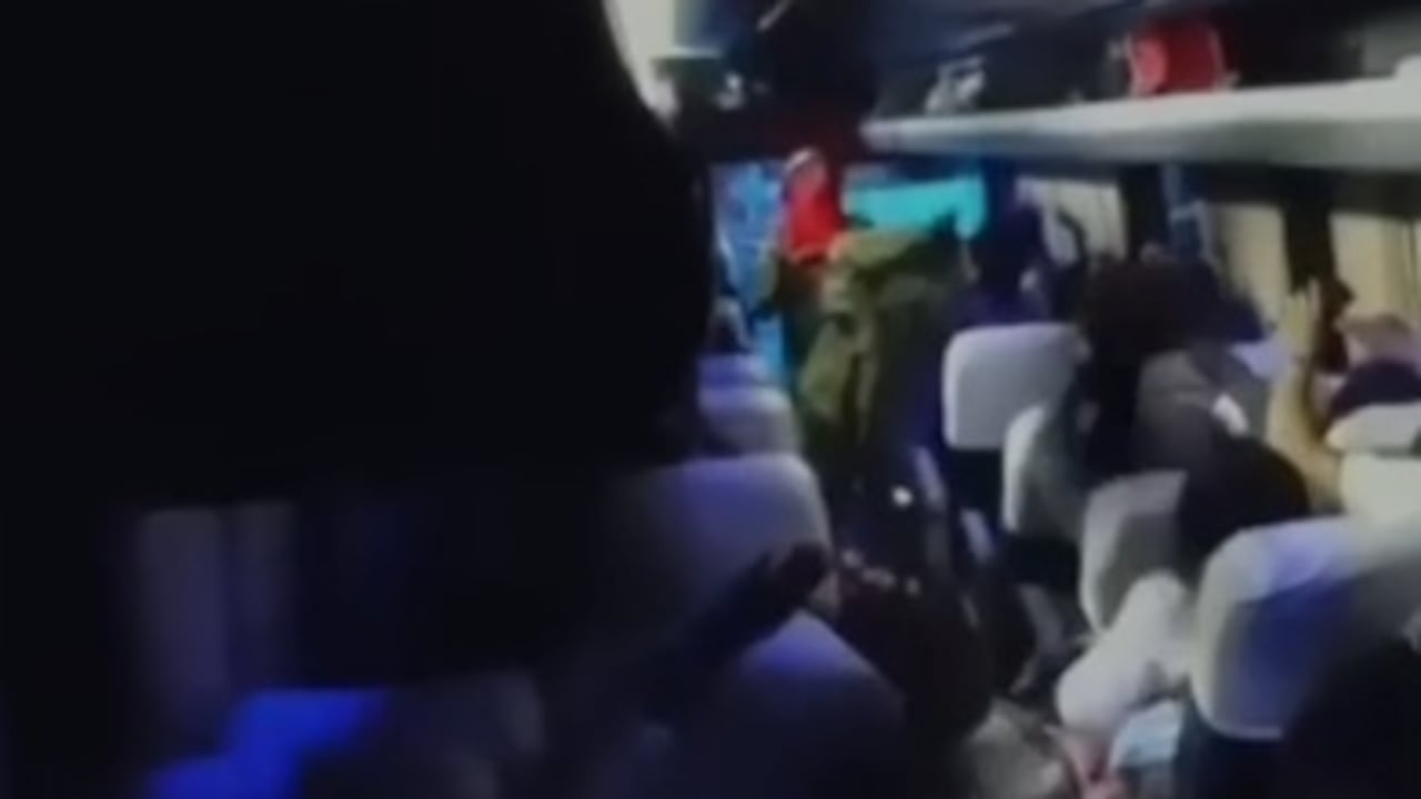 Momentos de tensión se vivieron dentro de un bus intermunicipal que cubría la ruta Cali–Tumaco, luego de que varios delincuentes armados despojaran de sus pertenencias a los pasajeros.