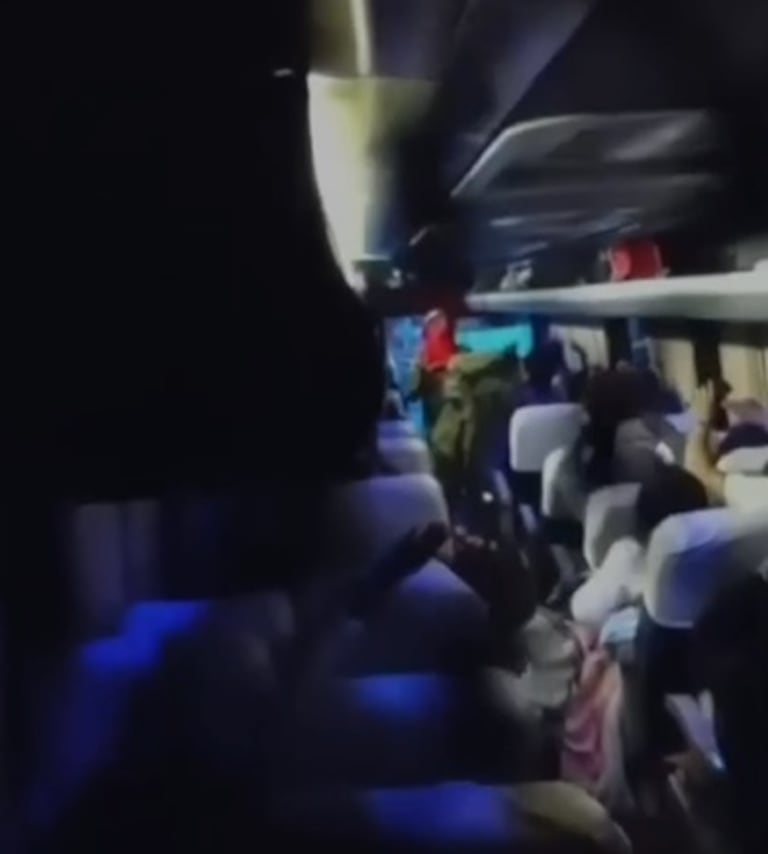 Momentos de tensión se vivieron dentro de un bus intermunicipal que cubría la ruta Cali–Tumaco, luego de que varios delincuentes armados despojaran de sus pertenencias a los pasajeros.