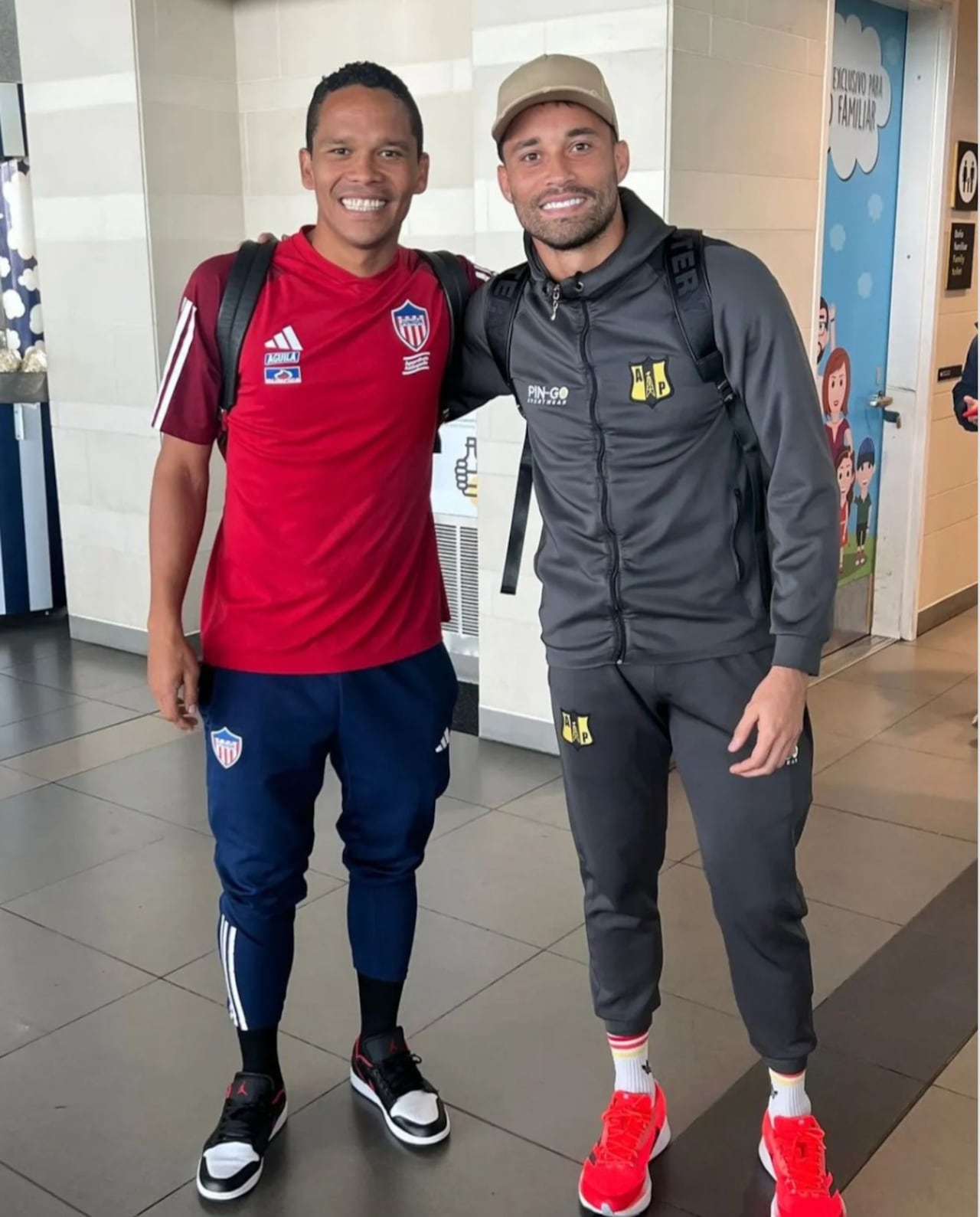 José Chunga junto a Carlos Bacca, excompañeros en Junior de Barranquilla