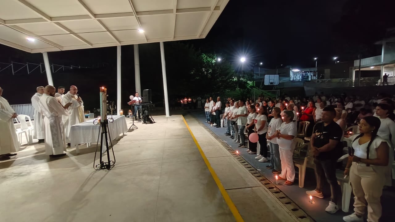 La jornada religiosa incluyó una caminata comunitaria con el rezo del Santo Rosario.