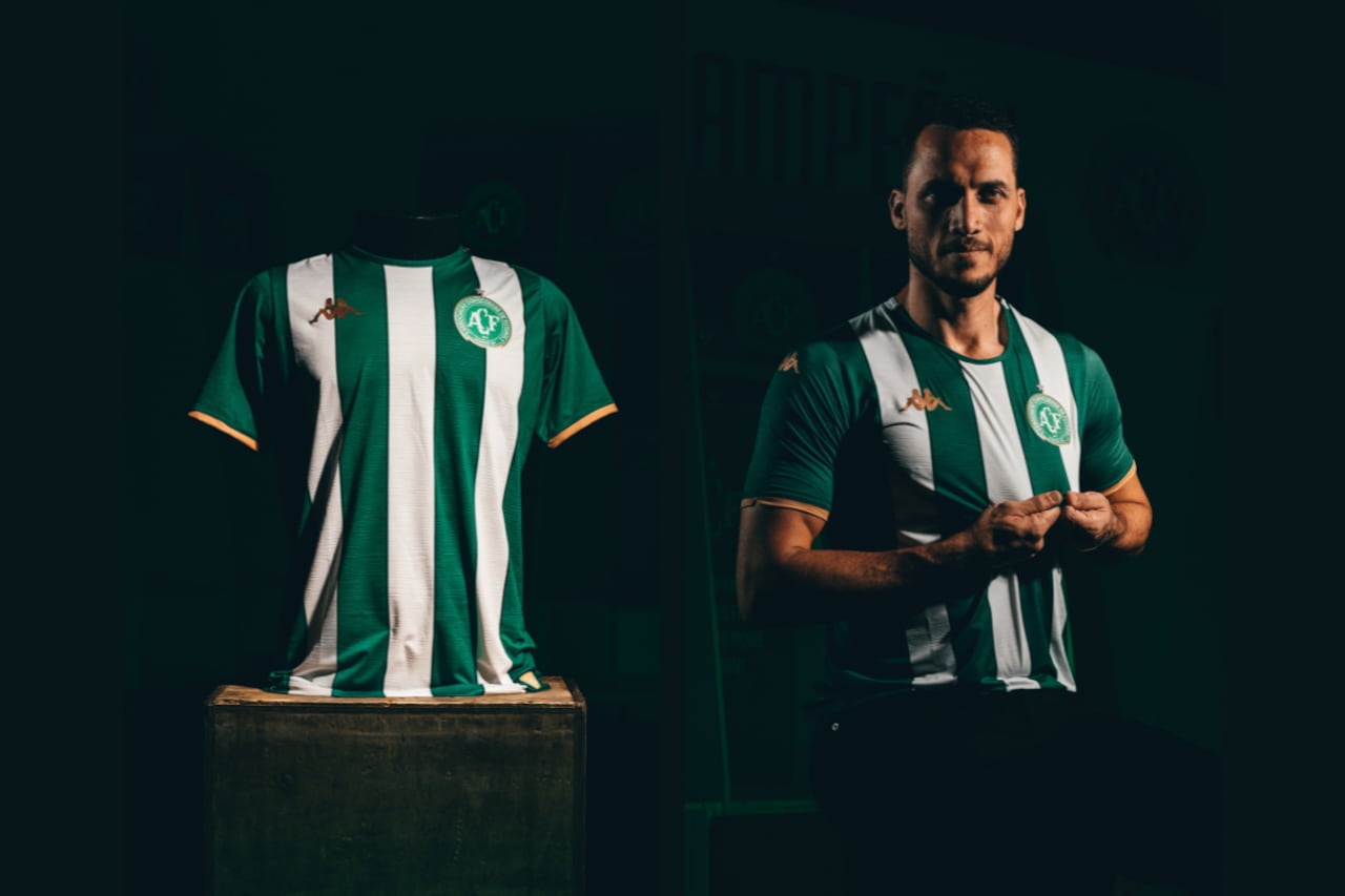 Nueva camiseta de Chapecoense en homenaje a Atlético Nacional.