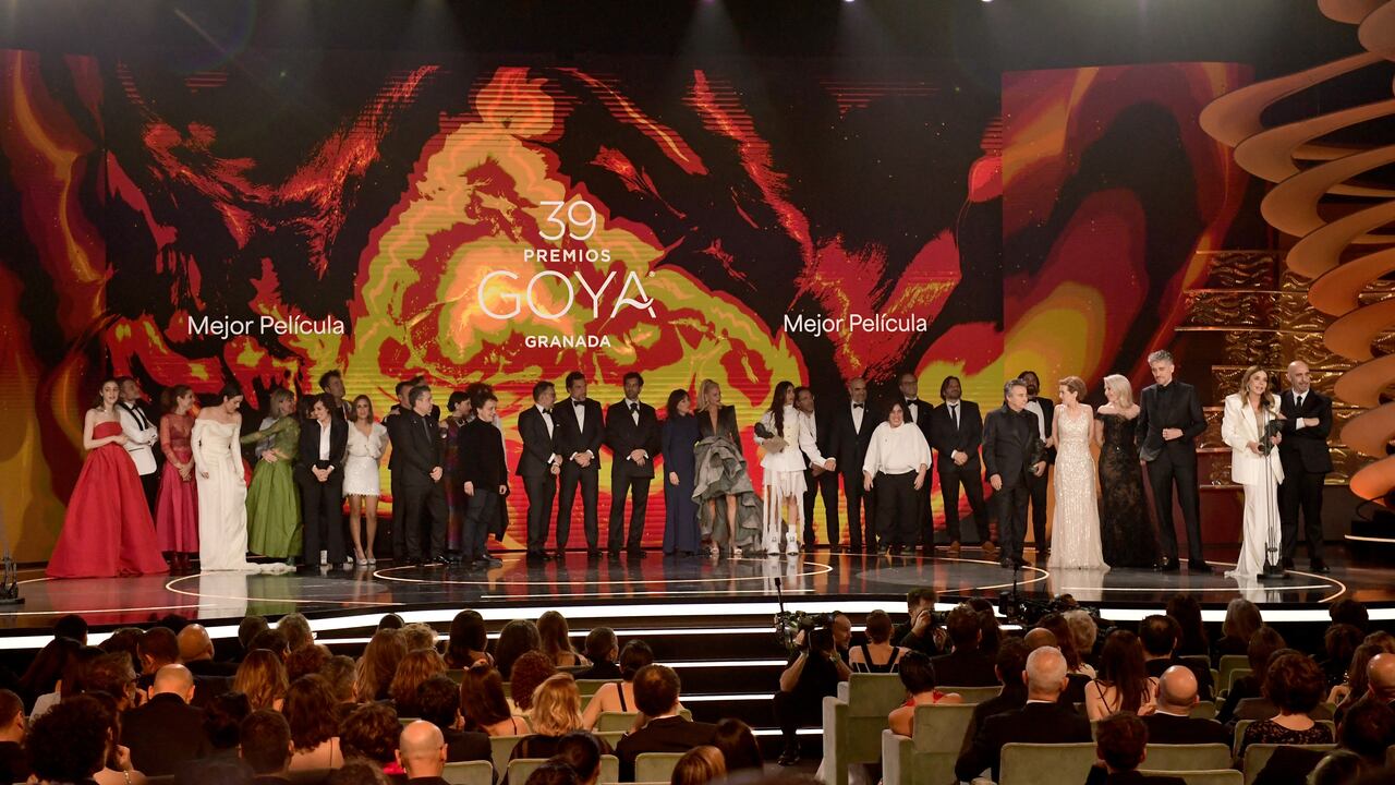 Los equipos de 'La infiltrada' y 'El 47', ganadores ex aequo del premio a la Mejor Película, celebran en el escenario durante la 39ª entrega de los Premios Goya en el Palacio de Exposiciones y Congresos de Granada, el 8 de febrero de 2025. (Photo by CRISTINA QUICLER / AFP)
