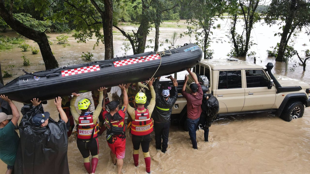 En los departamentos de Meta y Casanare, alerta máxima por ola invernal. Alerta máxima en el Río Upia.
Las fuertes lluvias tienen en alerta roja el cauce del río Upía. La Dirección de Gestión del Riesgo reporta un peligroso aumento en el nivel del agua y ordena a las comunidades ribereñas extremar precauciones.