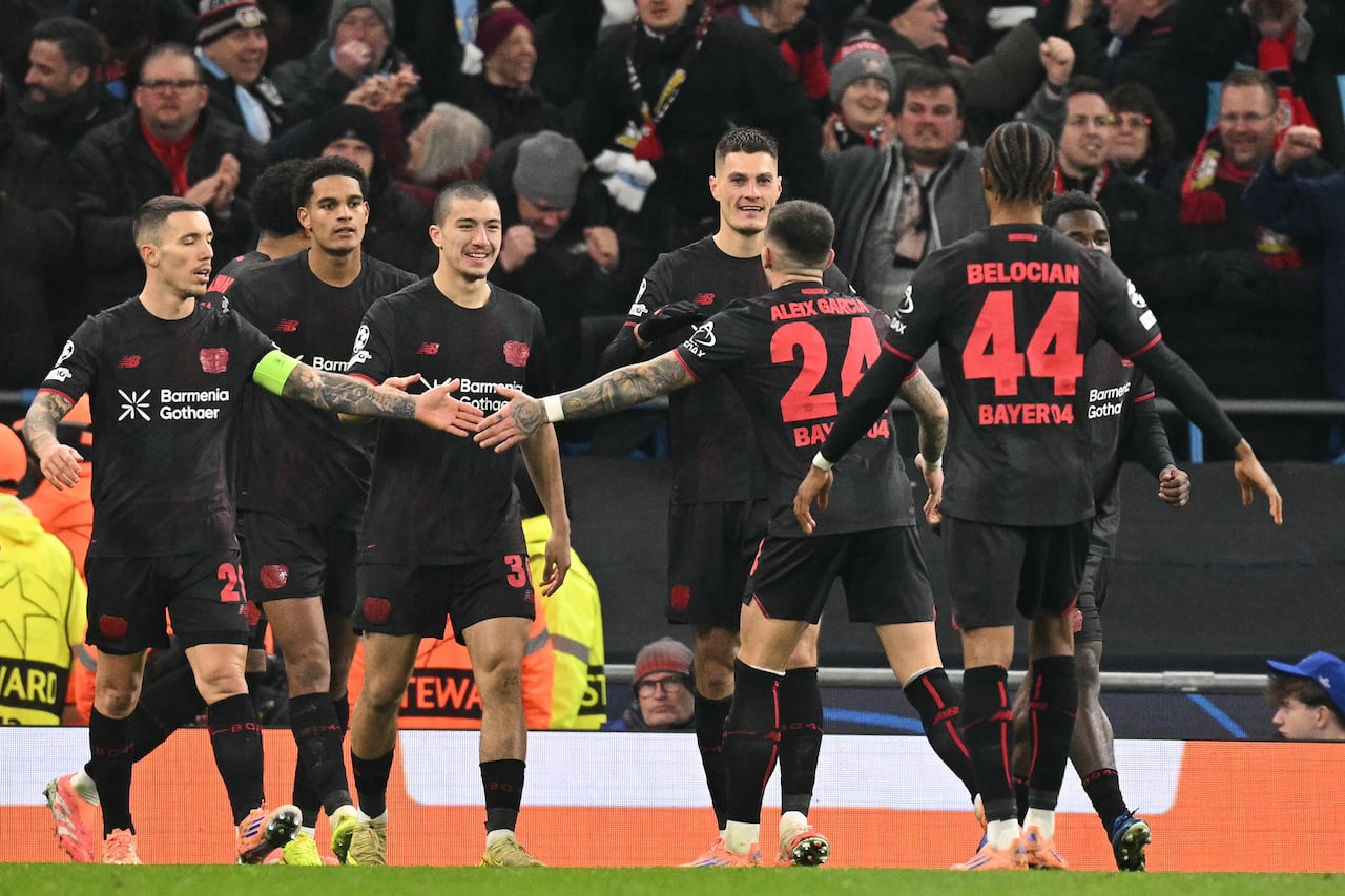 El delantero checo número 14 del Bayer Leverkusen, Patrik Schick (centro), celebra con sus compañeros tras marcar su segundo gol durante el partido de la fase de liga de la UEFA Champions League entre el Manchester City y el Bayer Leverkusen en el Etihad Stadium de Manchester, noroeste de Inglaterra, el 25 de noviembre de 2025. (Foto de Oli SCARFF / AFP)