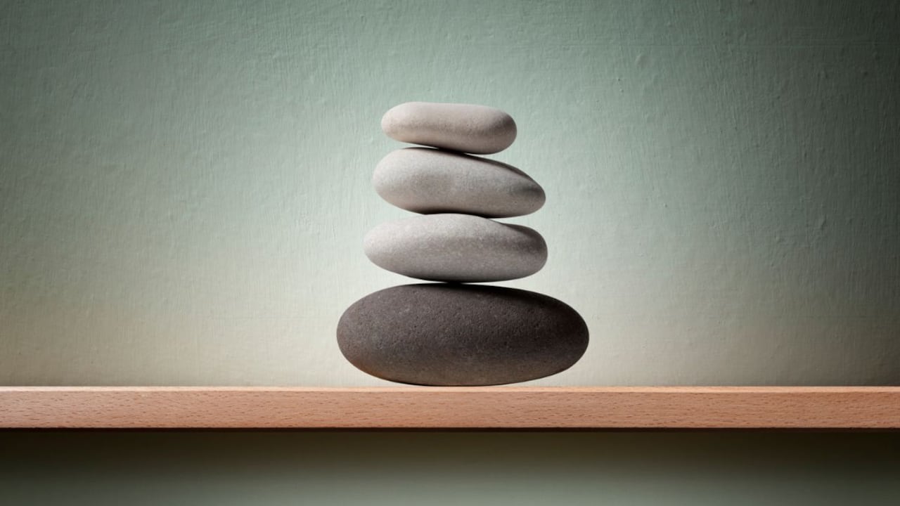 Apilar piedras en el hogar.