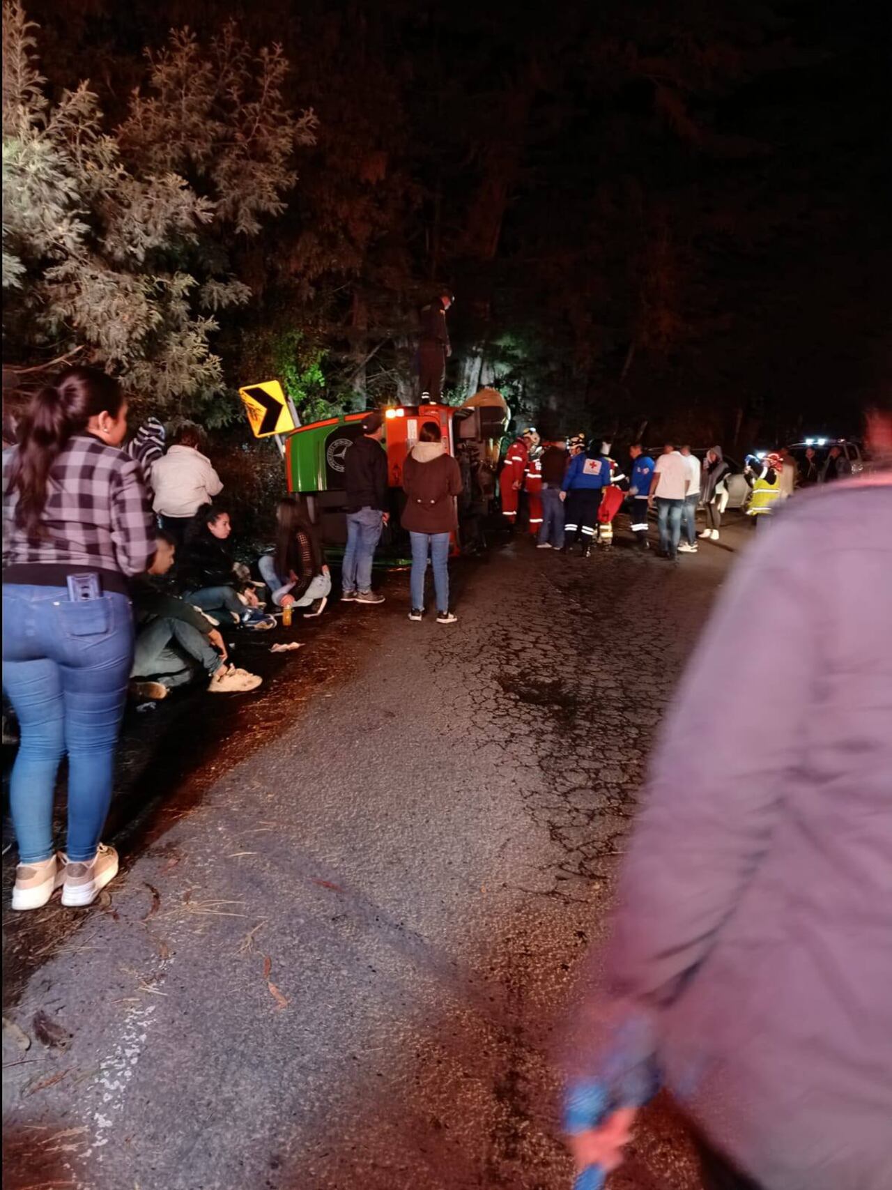 Las autoridades investigan las posibles razones que hicieron que este bus de transporte terminara volcado en la vía Guasca-Gachetá. Los heridos fueron trasladados al hospital de esta parte del centro del país.