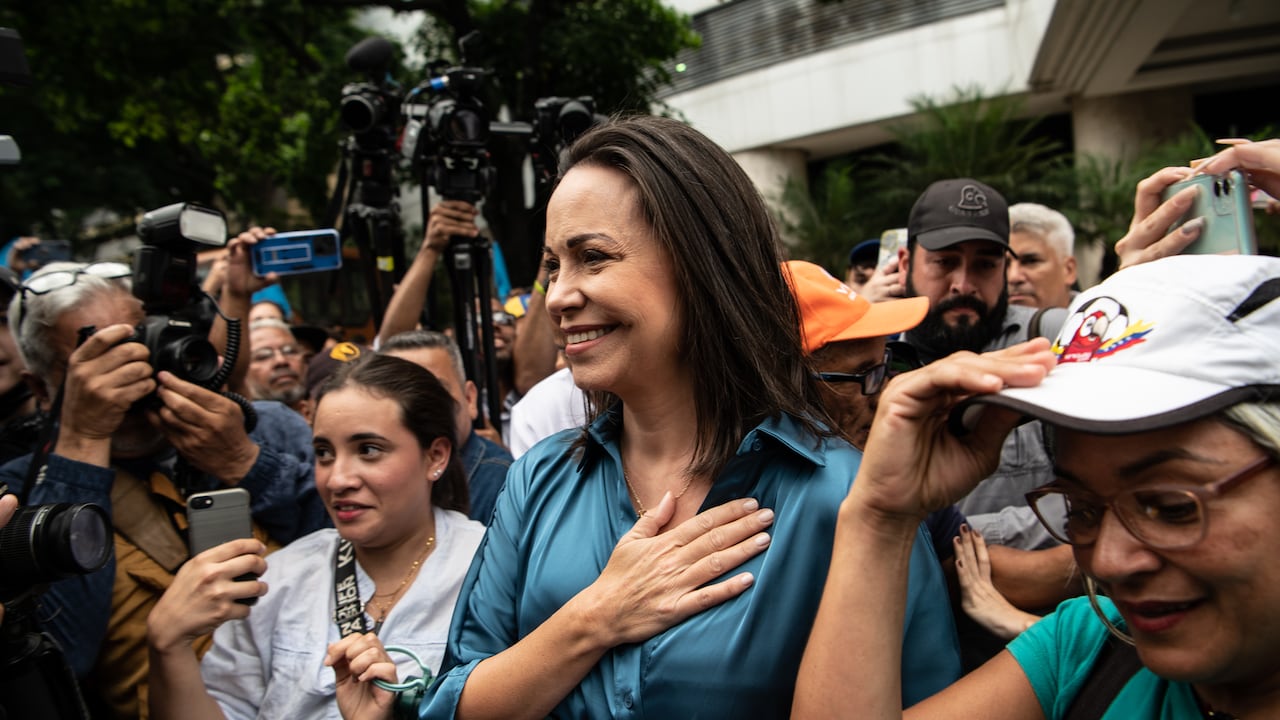 La líder de la oposición María Corina Machado hace un gesto cuando llega a un mitin el 23 de junio de 2023 en Caracas, Venezuela. La oposición convocó a elecciones primarias para octubre buscando enfrentar a Maduro como un frente conjunto en las elecciones presidenciales de 2024
