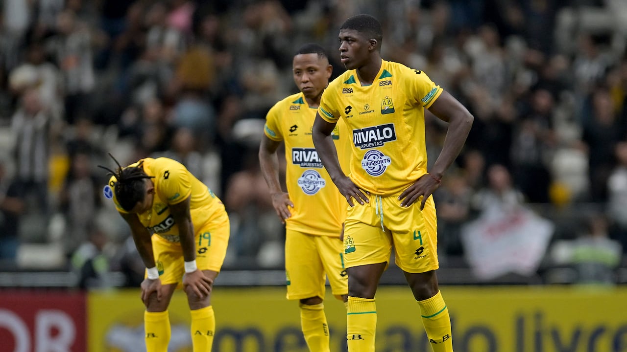 Jugadores del Bucaramanga vs. Atlético Mineiro.