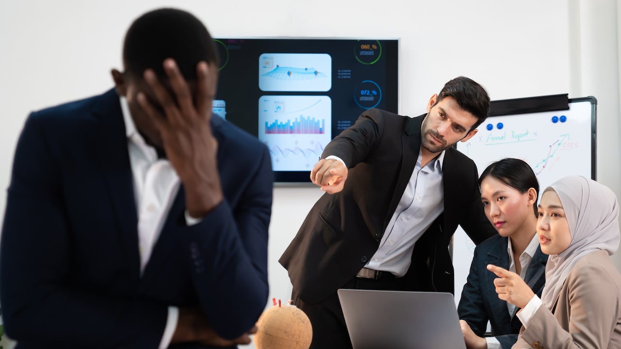 Desde la purificación del espacio hasta la creación de un altar con objetos representativos de la abundancia y la protección, cada paso del ritual está cuidadosamente diseñado para elevar la vibración energética y repeler cualquier intento de envidia que pueda surgir.