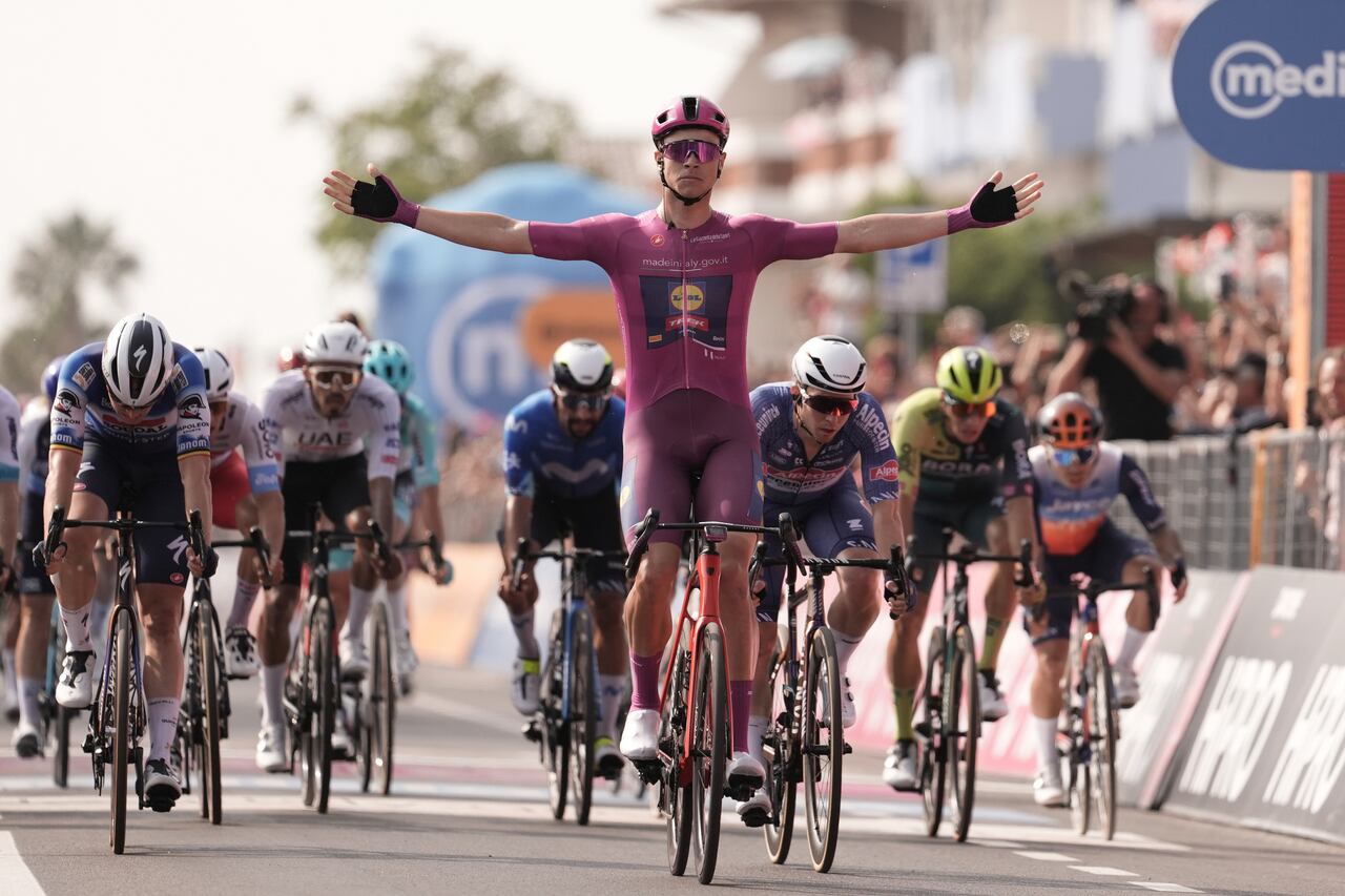 El italiano Jonathan Milan celebra ganar la undécima etapa del Giro de Italia, carrera ciclista del Giro de Italia, desde Foiano di Val Fortore hasta Francavilla al Mare, Italia, el miércoles 15 de mayo de 2024. (Massimo Paolone/LaPresse vía AP)
