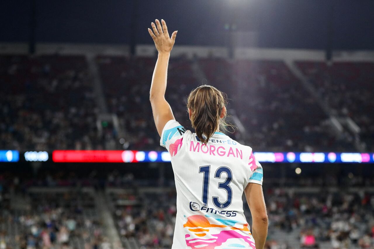 Brazo en alto de Morgan para despedirse de la afición en San Diego - California. Una leyenda del fútbol femenino 'cuelga los guayos'.