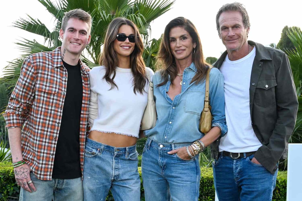 De izquierda a derecha: Presley Gerber, Kaia Gerber, Cindy Crawford y Rande Gerber.