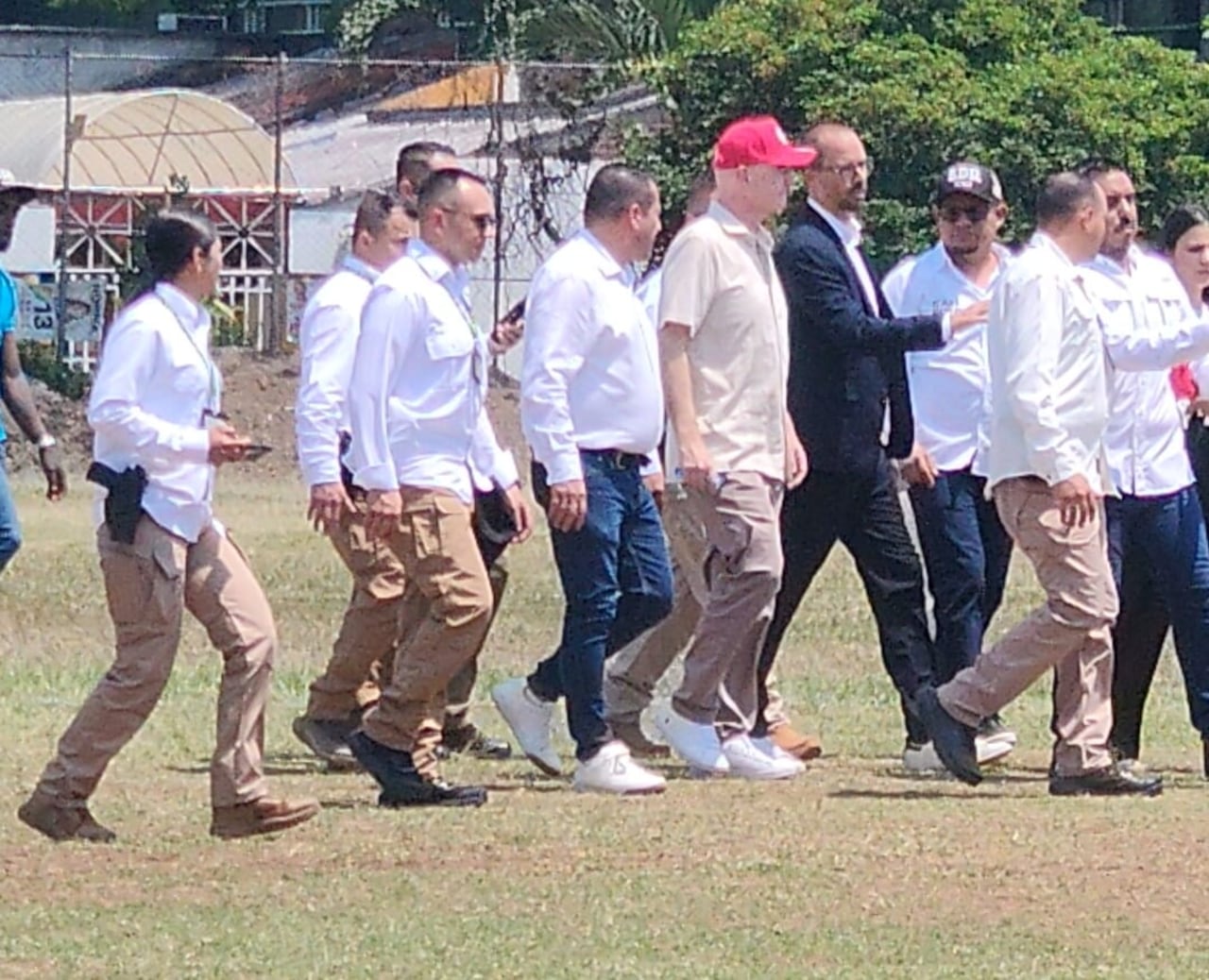 Infantino, luciendo un estilo informal acorde a la ocasión —pantalón caqui y camisa blanca—, se mostró cercano a la identidad regional al portar un botón y una gorra oficial de la Liga Vallecaucana de Fútbol.