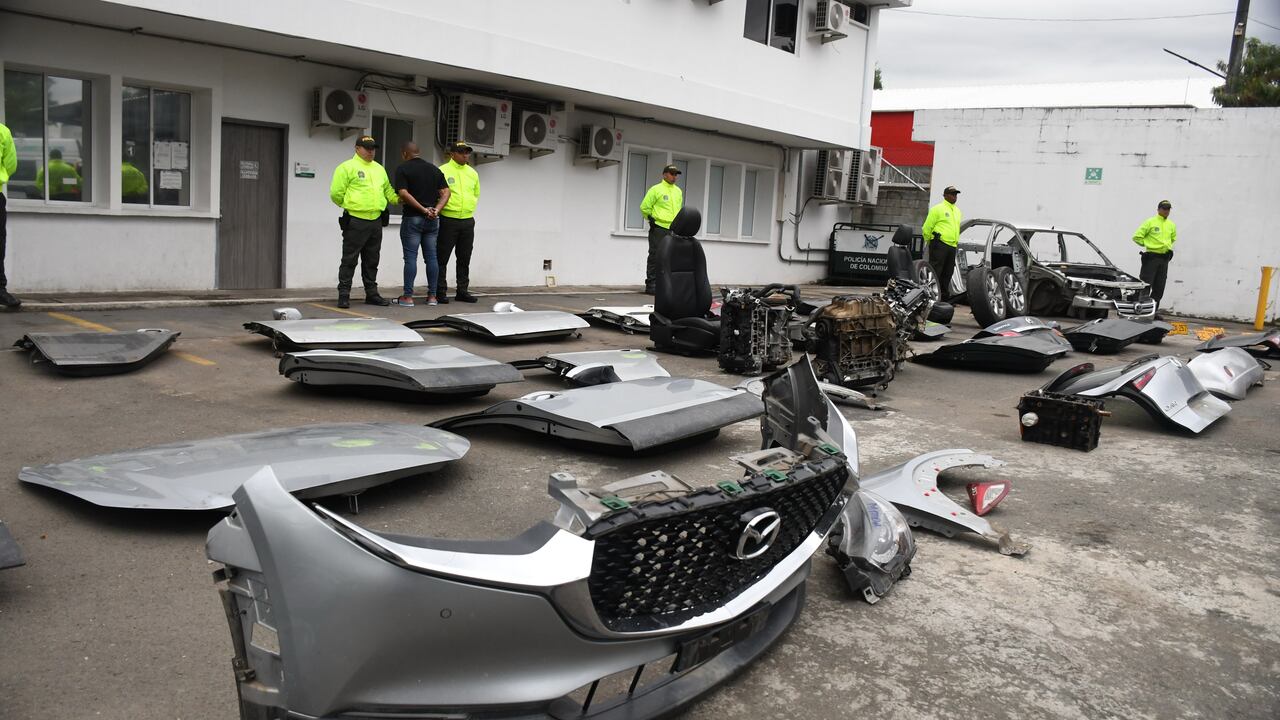 Cali: Rueda de prensa, presentación de piezas recuperadas por parte de la Policía. foto José L Guzmán