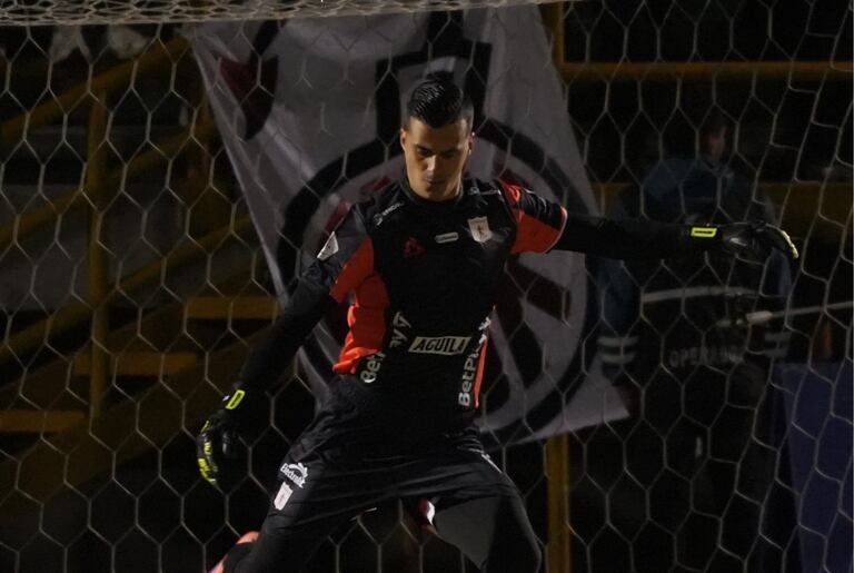 Jorge Soto, arquero del América de Cali durante el juego de la fecha 18 contra Boyacá Chicó por la Liga Colombiana 2025.