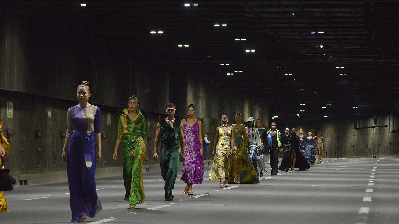 Lanzamiento Internacional de Cali Distrito Moda + Pasarela Inclusión en el Bulevar del río Cali, con la participación de varios diseñadores. El túnel de la av. Colombia fue cerrado para una muestra de los diseñadores