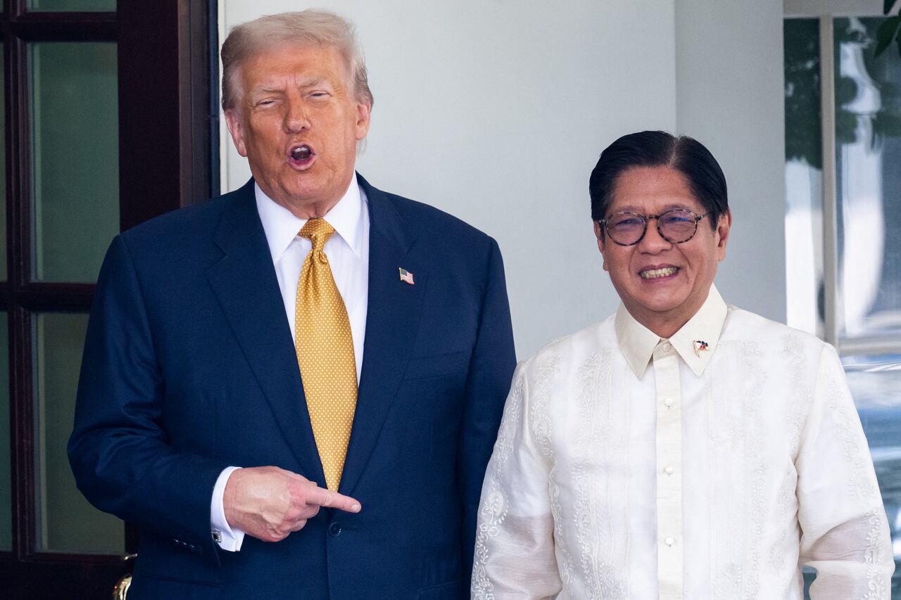 El presidente de Estados Unidos, Donald Trump, su homólogo filipino, Ferdinad Marcos, se mostraron complacidos después de la firma del acuerdo comercial, que fijó los aranceles en 19 %.