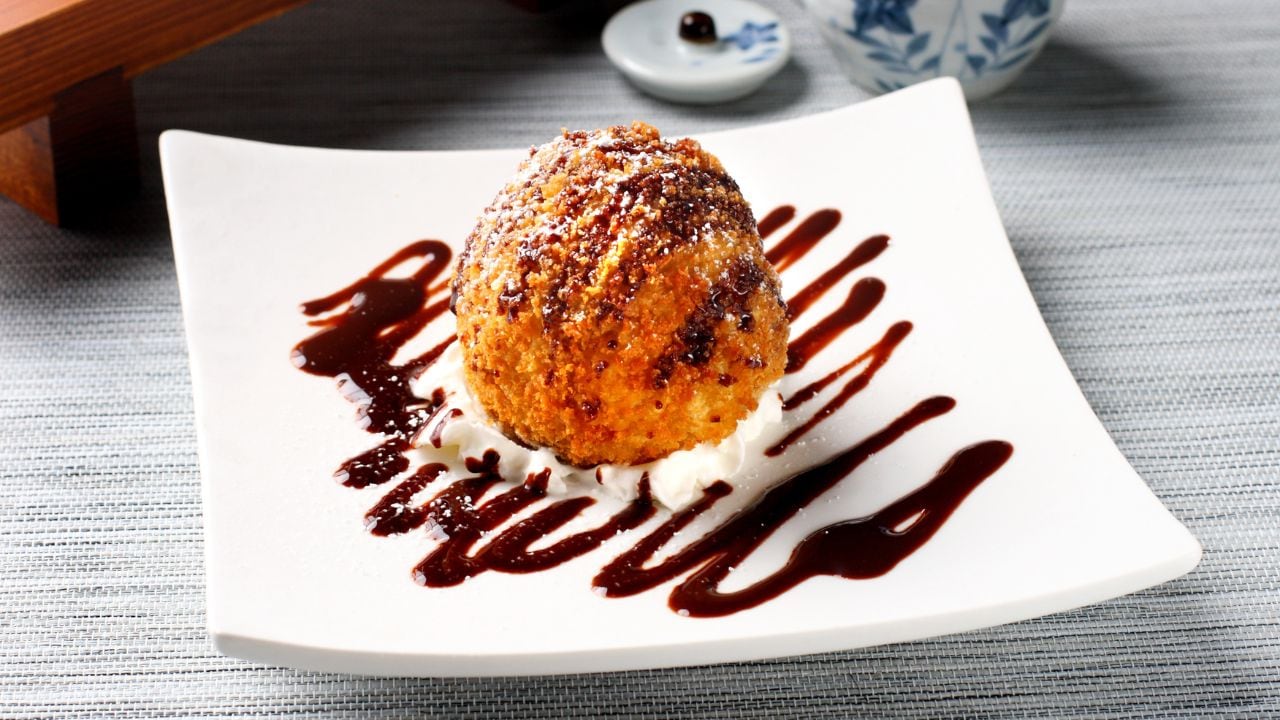 Electrodomésticos tecnológicos para preparar helado frito.