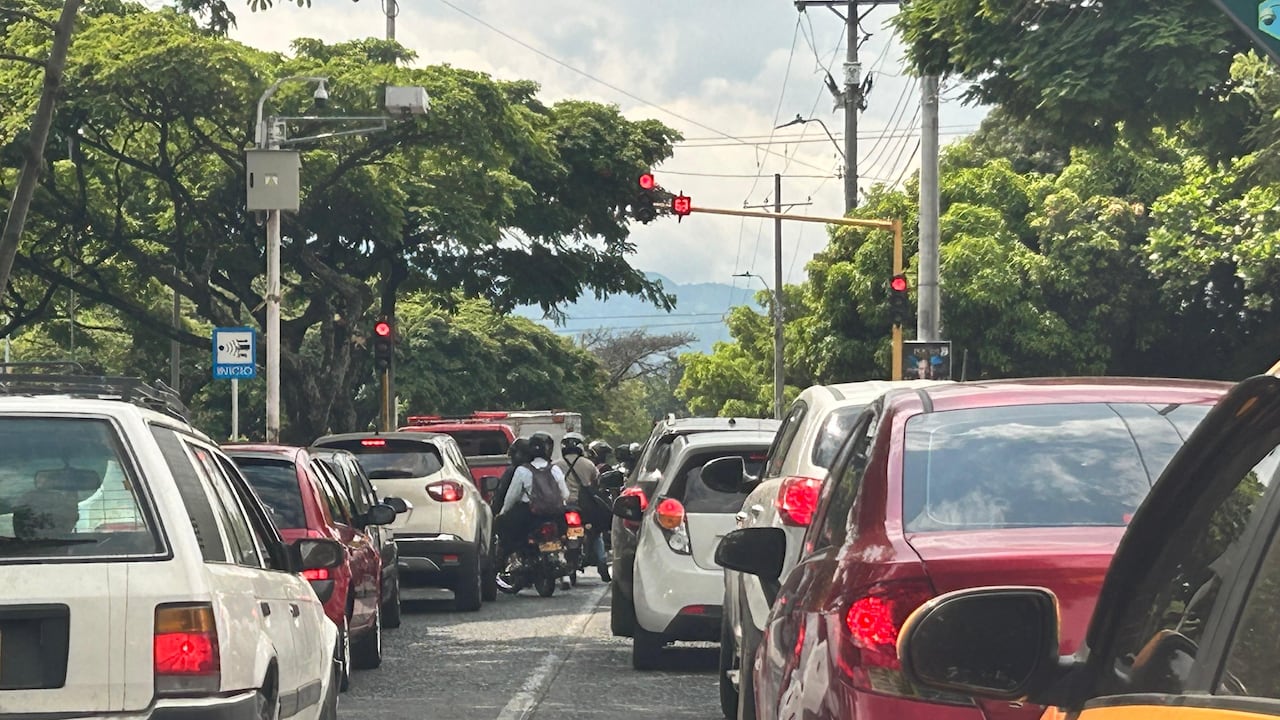 Conductores denuncian que el semáforo ubicado en la intersección de la Calle 5 con Carrera 80 permanece hasta 125 segundos en rojo y apenas 21 segundos en verde, generando congestión vehicular.