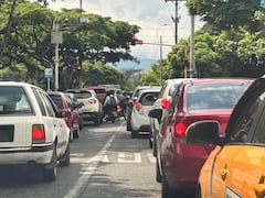 Conductores denuncian que el semáforo ubicado en la intersección de la Calle 5 con Carrera 80 permanece hasta 125 segundos en rojo y apenas 21 segundos en verde, generando congestión vehicular.