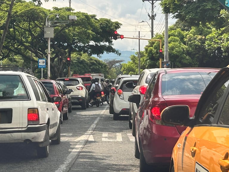 Conductores denuncian que el semáforo ubicado en la intersección de la Calle 5 con Carrera 80 permanece hasta 125 segundos en rojo y apenas 21 segundos en verde, generando congestión vehicular.