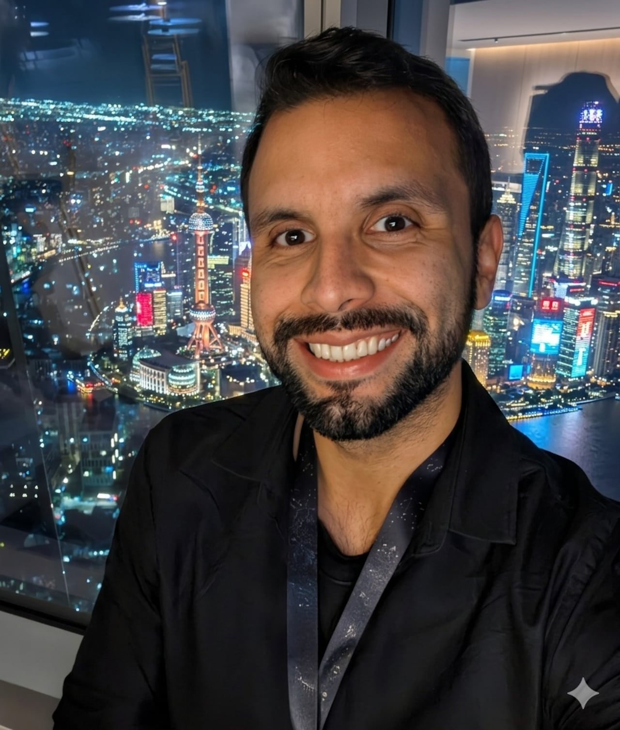 Desde Cali, su trabajo conecta a miles de personas con el universo, acercando el conocimiento científico a la vida cotidiana.