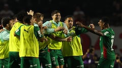 Jhon Arias (der.) celebra con sus compañeros tras marcarle a São Paulo.