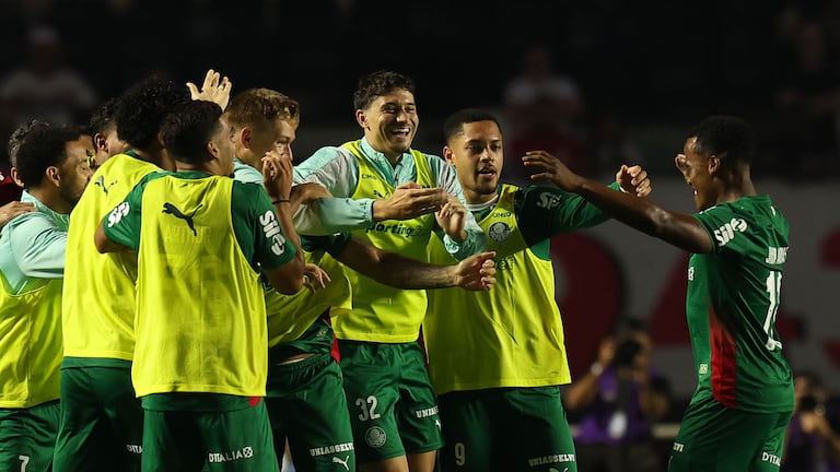 Jhon Arias (der.) celebra con sus compañeros tras marcarle a São Paulo.