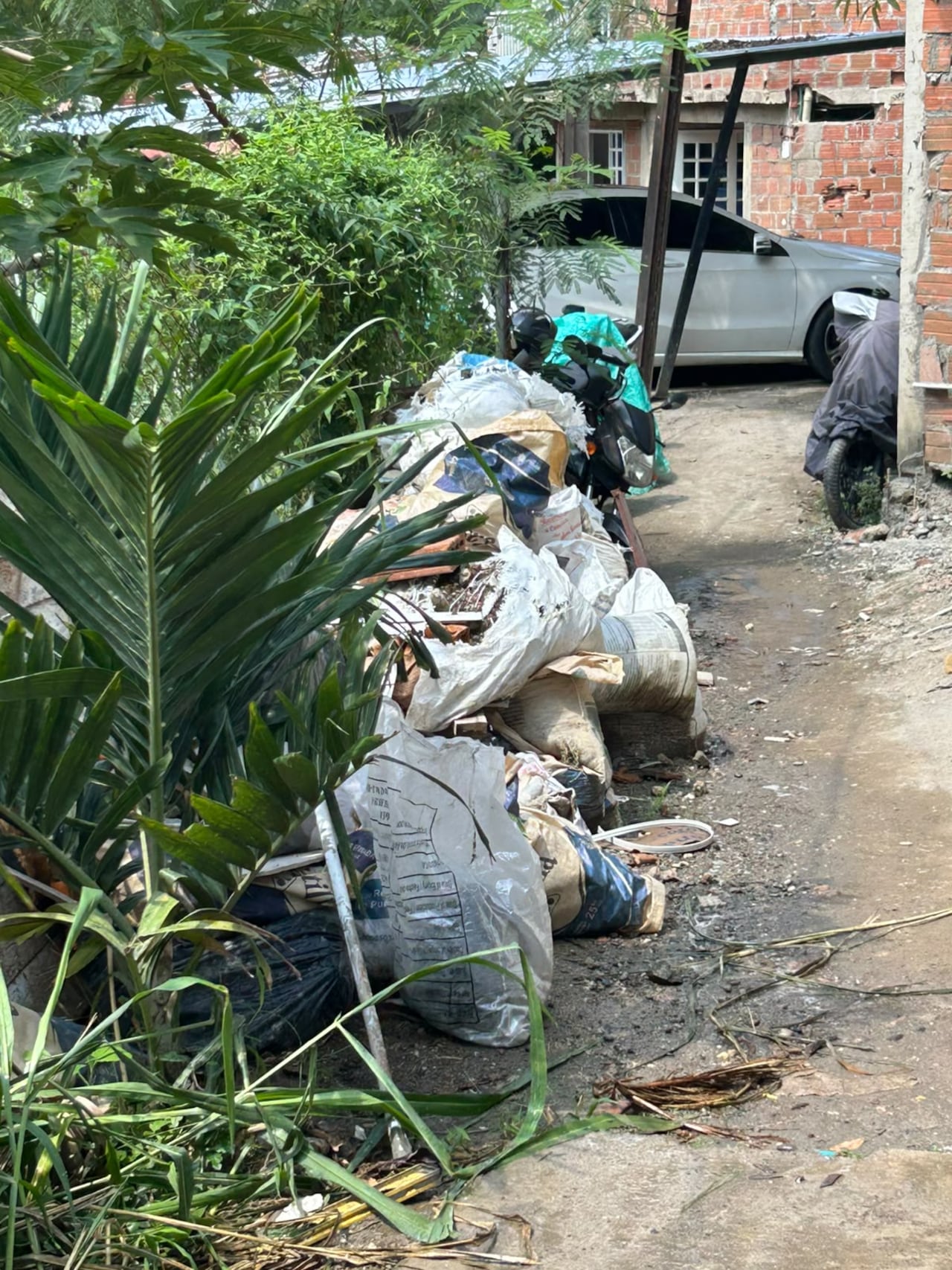 Uno de los afectados aseguró que un desagüe construido durante las obras provoca inundaciones en la cancha del polideportivo cada vez que llueve.