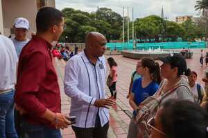 El secretario de Educación de Cali junto a las familias de los estudiantes con discapacidad en la Plazoleta del Centro Administrativo Municipal de Cali, CAM.
