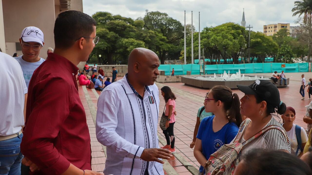 El secretario de Educación de Cali junto a las familias de los estudiantes con discapacidad en la Plazoleta del Centro Administrativo Municipal de Cali, CAM.