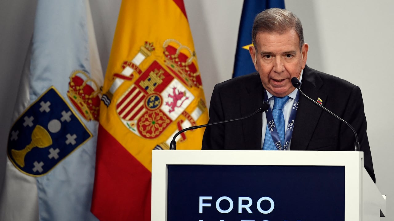 El candidato presidencial de la oposición venezolana, Edmundo González Urrutia, participa en el evento Foro La Toja - Enlace Atlántico, en A Illa da Toxa el 4 de octubre de 2024. (Foto de MIGUEL RIOPA / AFP)