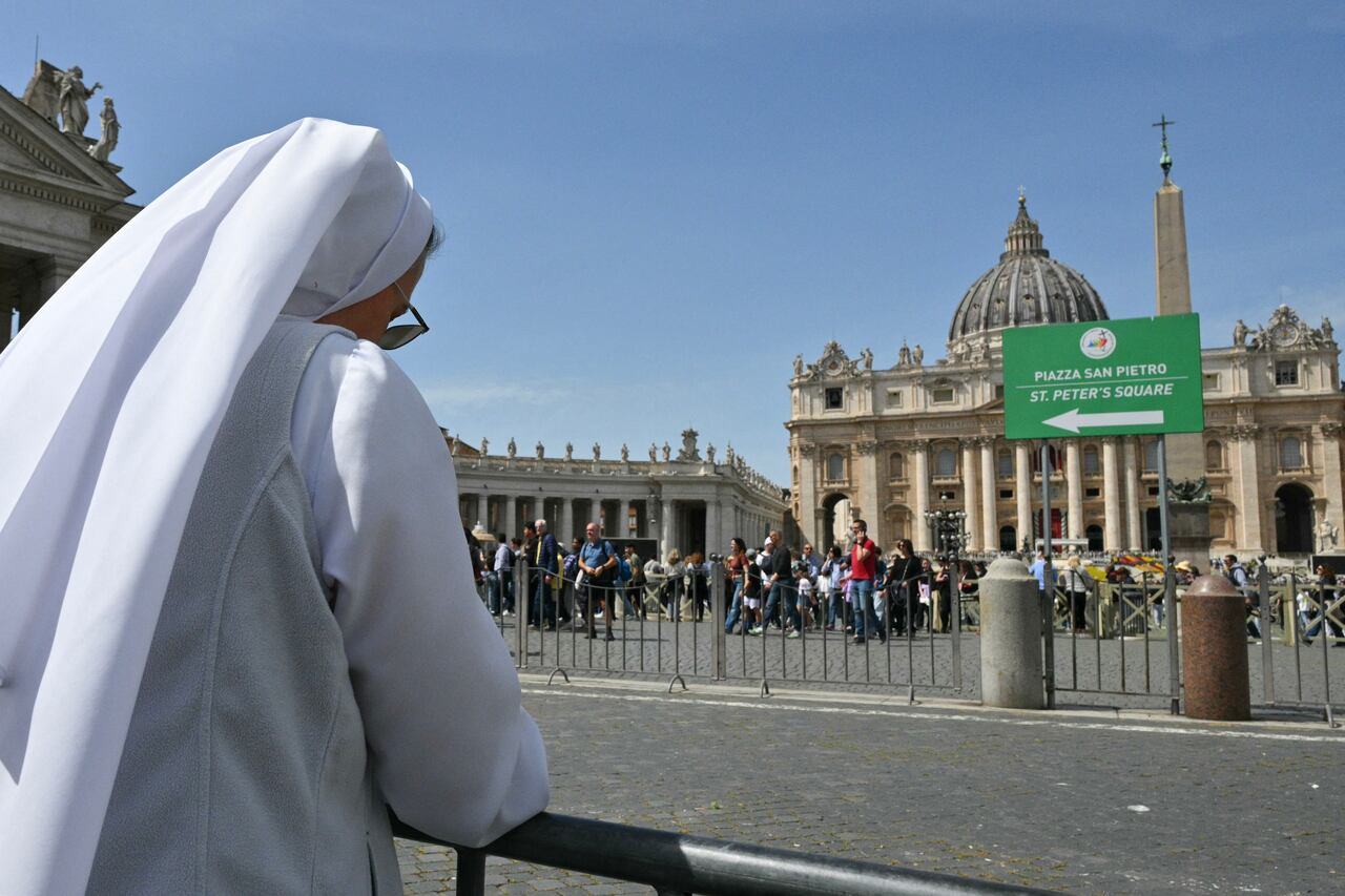 Una monja reza en la Plaza de San Pedro tras el fallecimiento del Papa Francisco en el Vaticano el 21 de abril de 2025. El Papa Francisco falleció el 21 de abril de 2025 a los 88 años, un día después de su esperada aparición en la Plaza de San Pedro el Domingo de Pascua, según informó el Vaticano en un comunicado. (Foto de Andreas SOLARO / AFP)