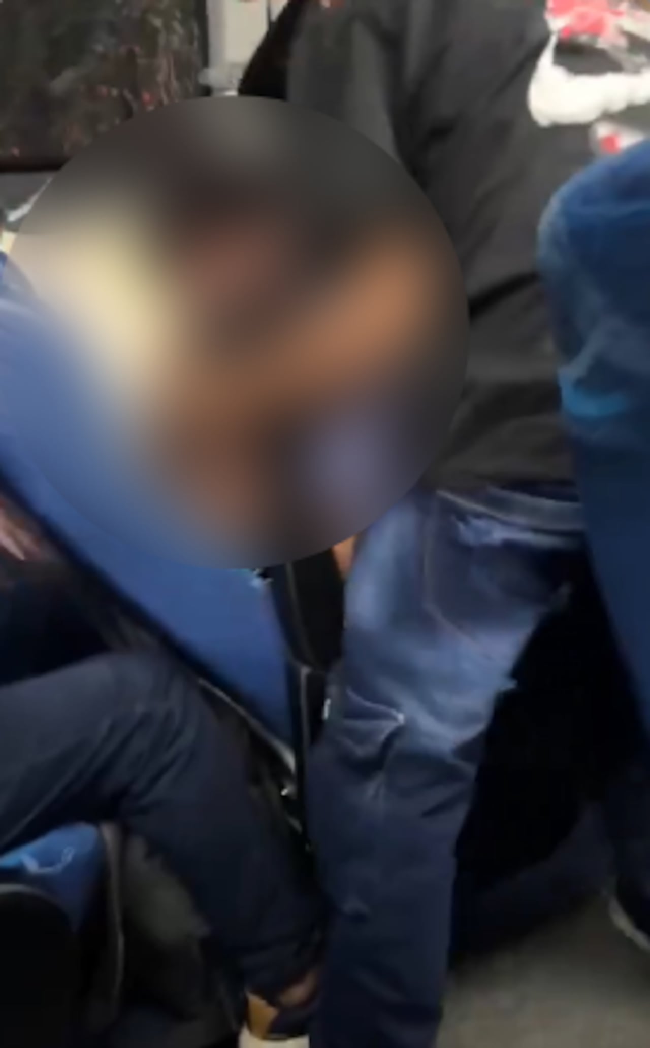 El pequeño sacó la cabeza por la ventana del vehículo.